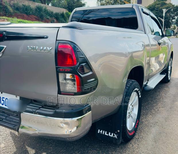 Toyota Hilux 2020 Gold