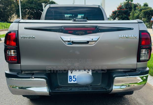 Toyota Hilux 2020 Gold