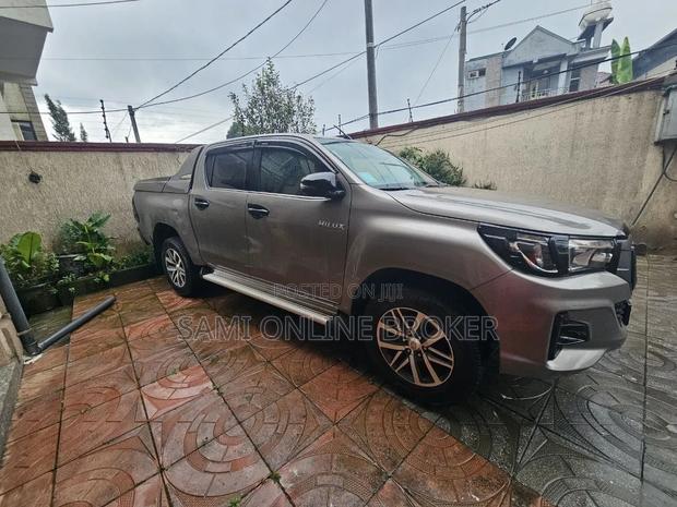 Toyota Hilux 2020 Gray