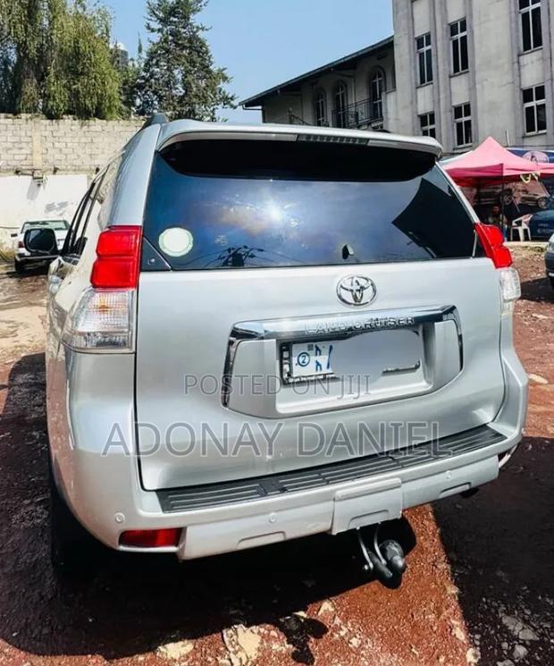 Toyota Land Cruiser Prado 2011 Silver
