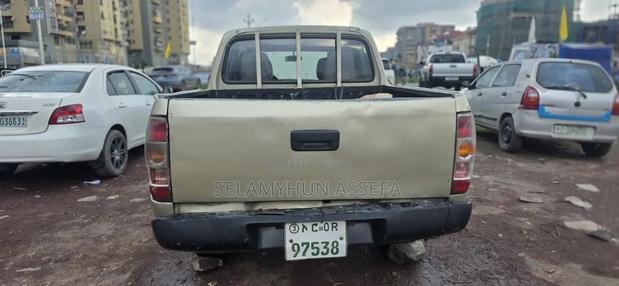 Mazda BT-50 2010 Gold