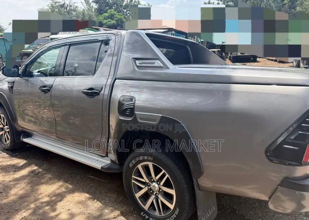 Toyota Hilux 2020 Gray