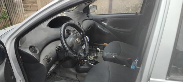 Toyota Vitz 2004 Silver
