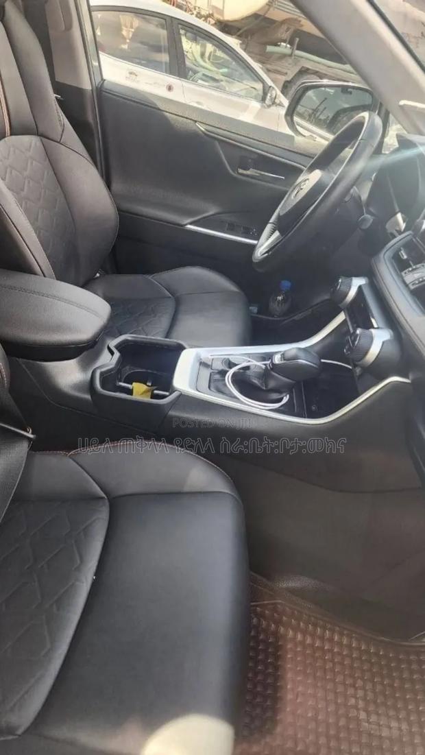Toyota RAV4 2023 Orange