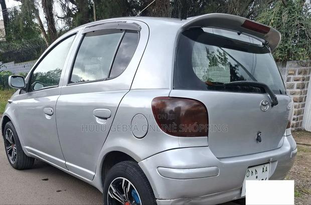 Toyota Vitz 2002 Silver