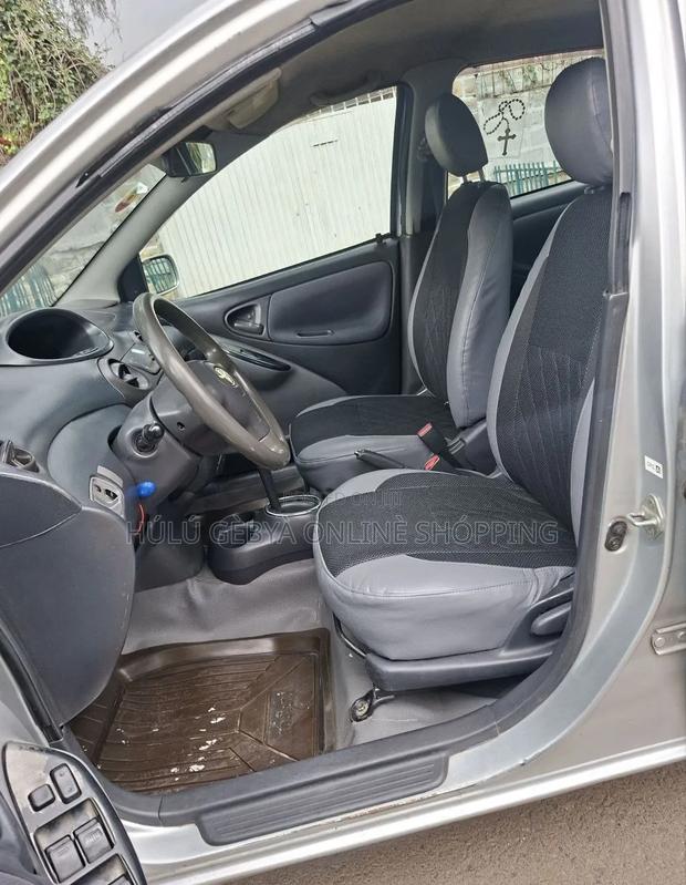 Toyota Vitz 2002 Silver