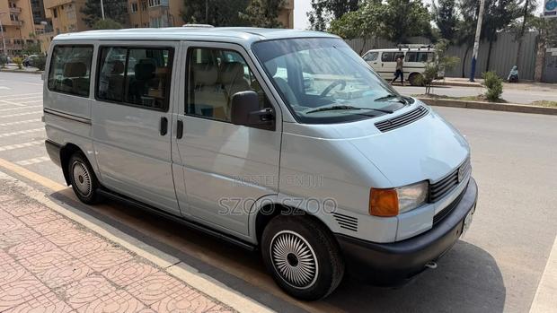 Volkswagen Microbus 2001 Blue