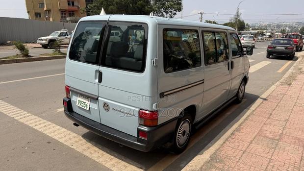 Volkswagen Microbus 2001 Blue