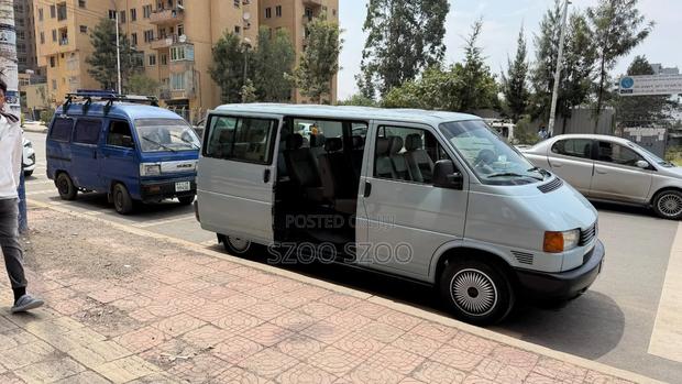 Volkswagen Microbus 2001 Blue
