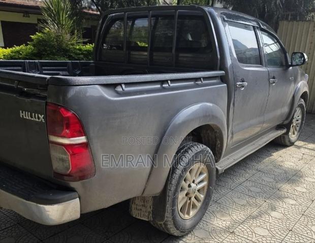 Toyota Hilux 2012 Gray