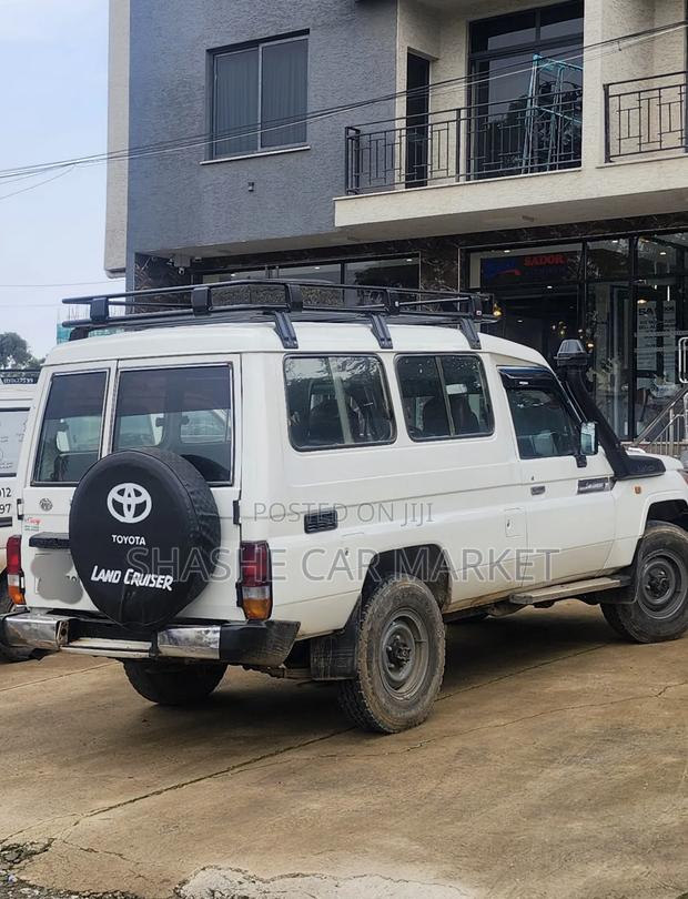 Toyota Land Cruiser 2013 White