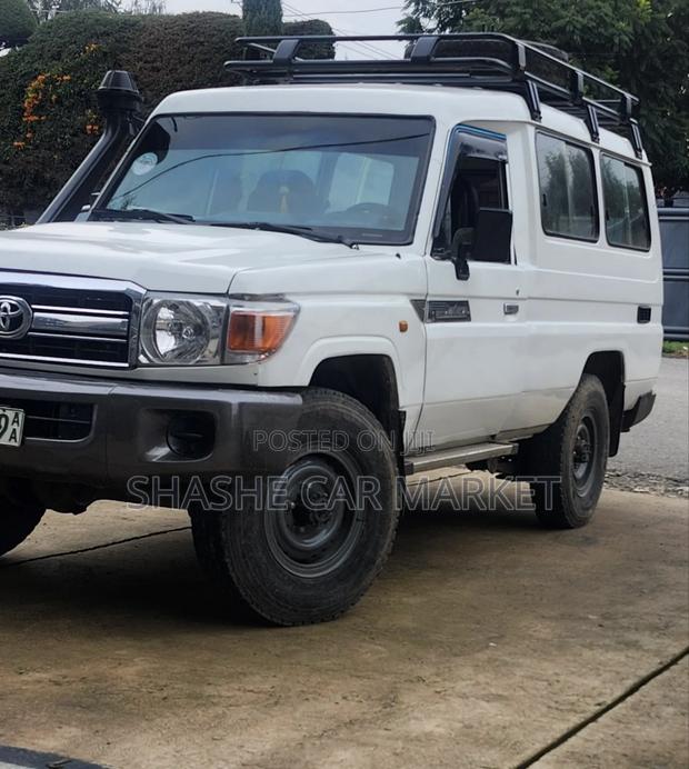 Toyota Land Cruiser 2013 White