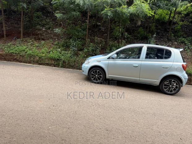 Toyota Vitz 2004 Blue