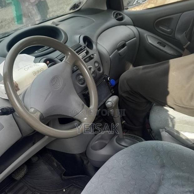 Toyota Vitz 2001 Silver