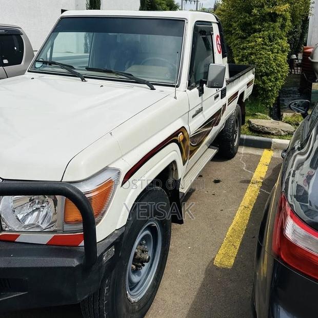 Toyota Land Cruiser 2009 White
