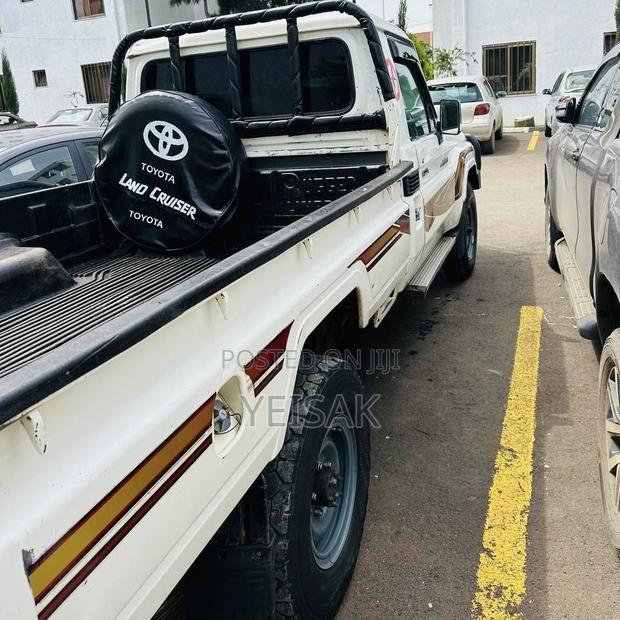 Toyota Land Cruiser 2009 White