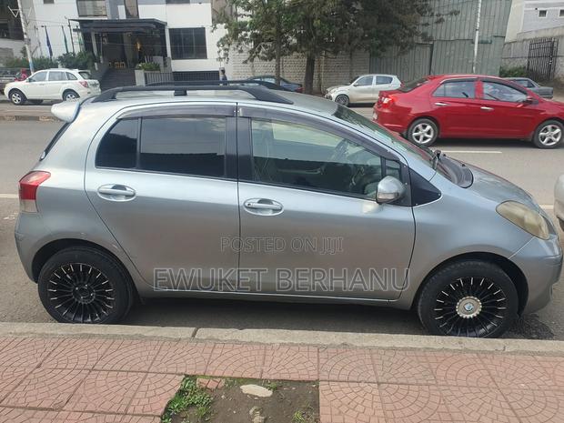 Toyota Yaris Base Hatchback 5dr 2010 Gray