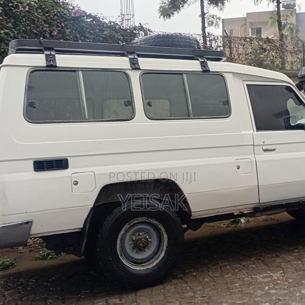 Toyota Land Cruiser 1999 White
