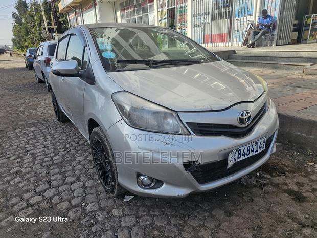 Toyota Vitz 2012 Gray