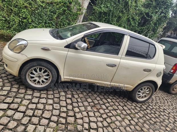 Toyota Vitz 2004 White