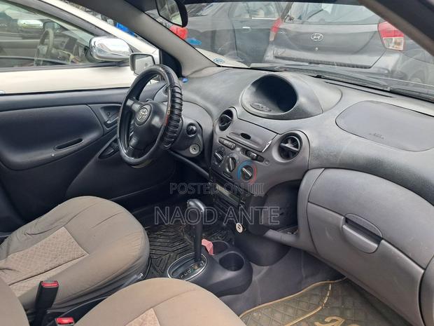 Toyota Vitz 2003 Silver