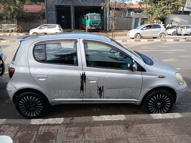 Toyota Vitz 2004 Silver