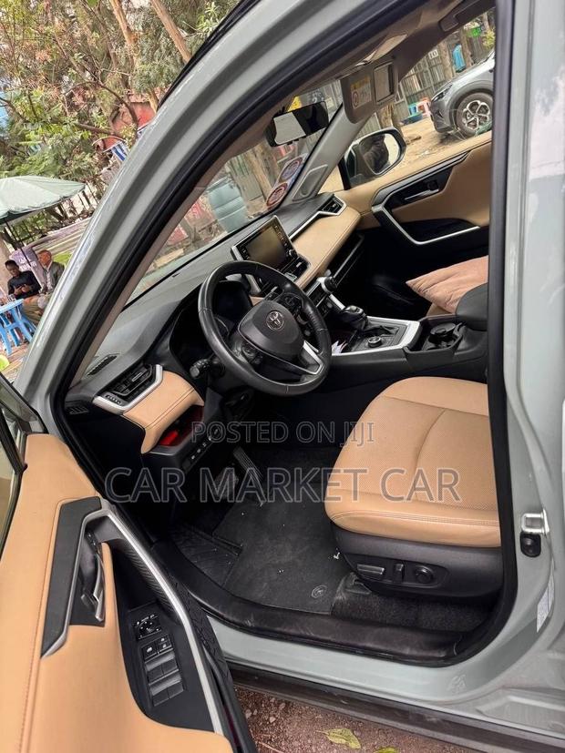 Toyota RAV4 Limited 2021 Gray