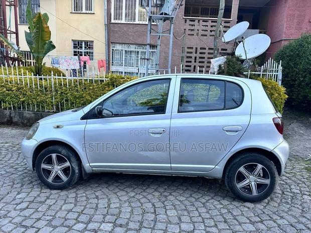 Toyota Vitz 2001 Silver