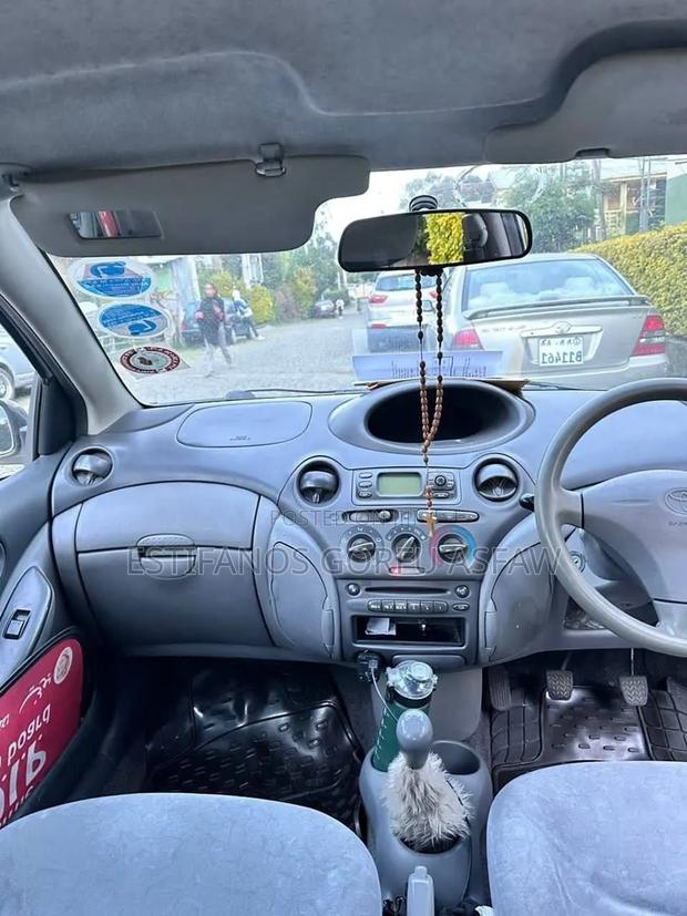 Toyota Vitz 2001 Silver