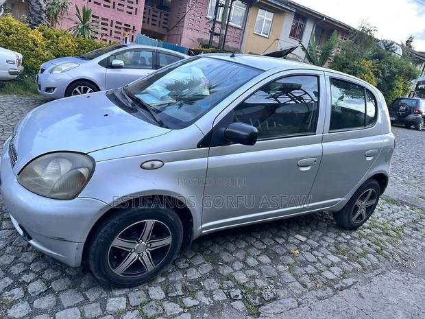 Toyota Vitz 2001 Silver