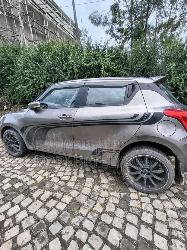 Suzuki Swift 2022 Brown