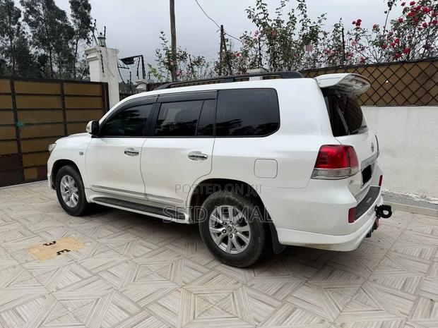 Toyota Land Cruiser 2010 White