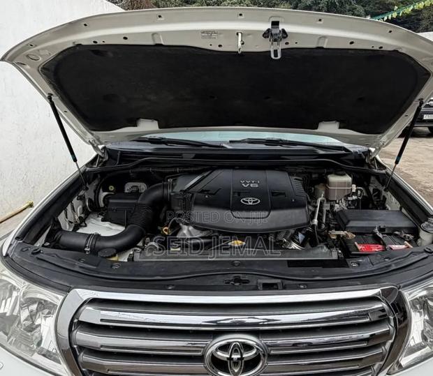 Toyota Land Cruiser 2010 White
