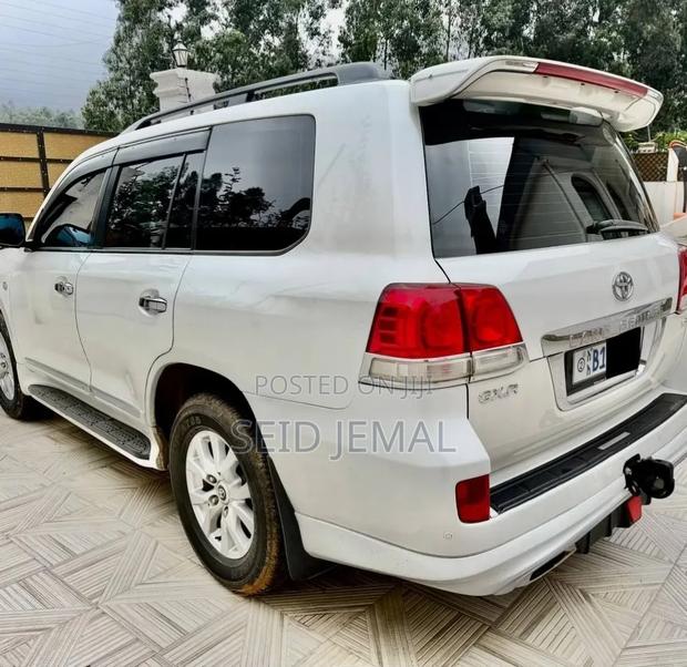 Toyota Land Cruiser 2010 White