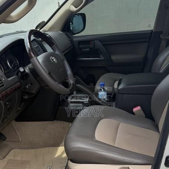 Toyota Land Cruiser 2010 White