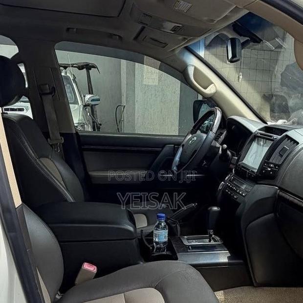 Toyota Land Cruiser 2010 White