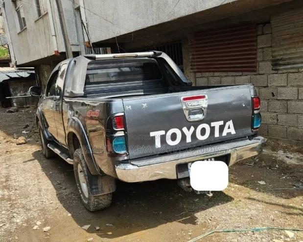 Toyota Hilux 2010 Maroon