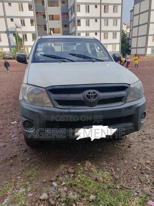 Toyota Hilux 2010 White
