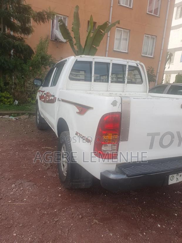 Toyota Hilux 2010 White