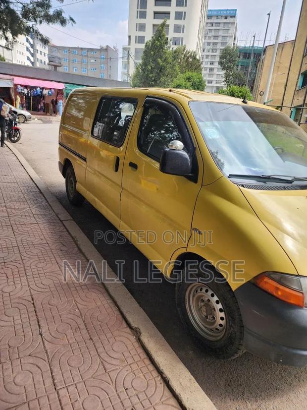 Toyota Hilux 2006 Yellow