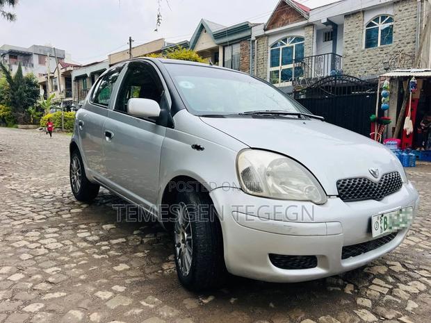 Toyota Vitz 2004 Silver