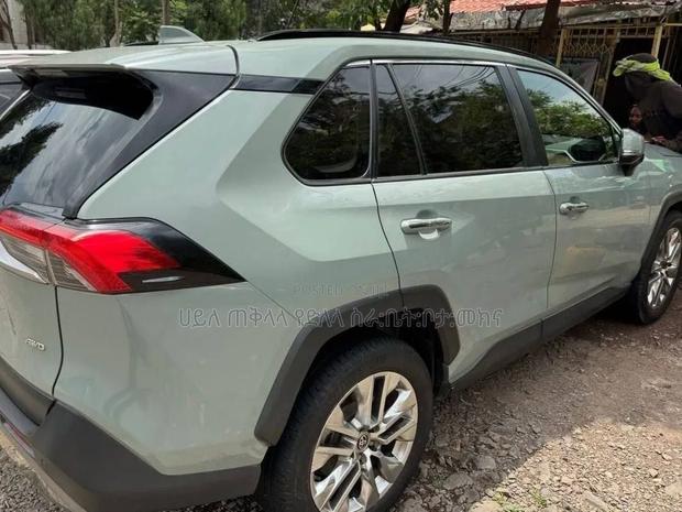 Toyota RAV4 2021 Orange