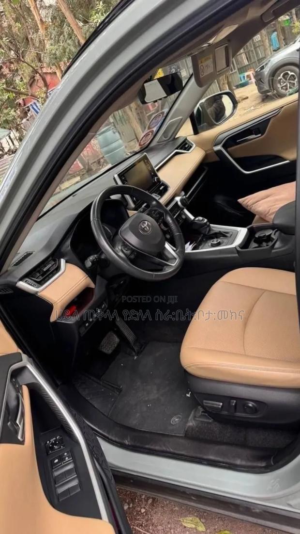 Toyota RAV4 2021 Orange