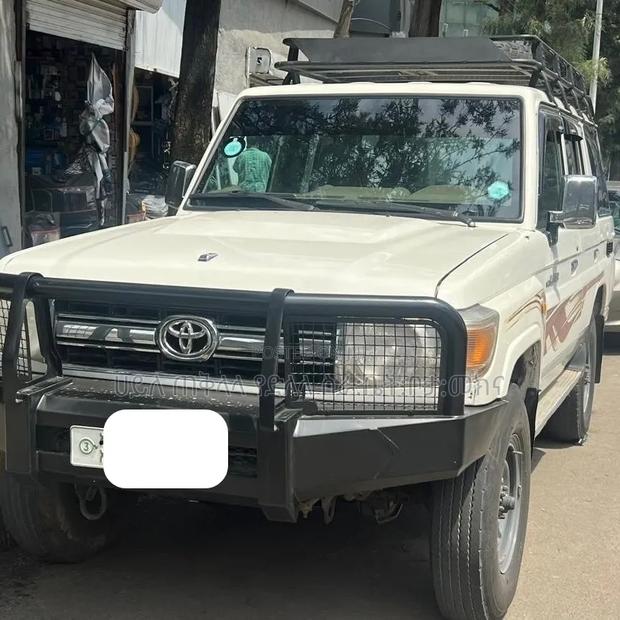 Toyota Land Cruiser 2011 White