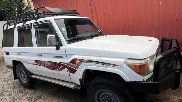 Toyota Land Cruiser 2011 White
