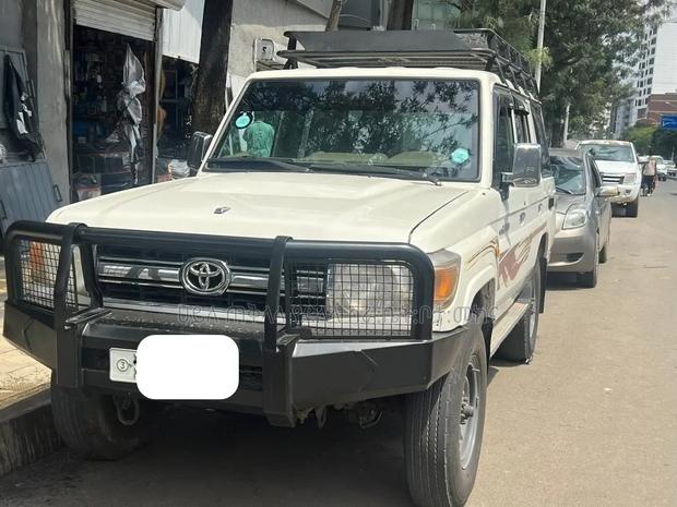 Toyota Land Cruiser 2011 White