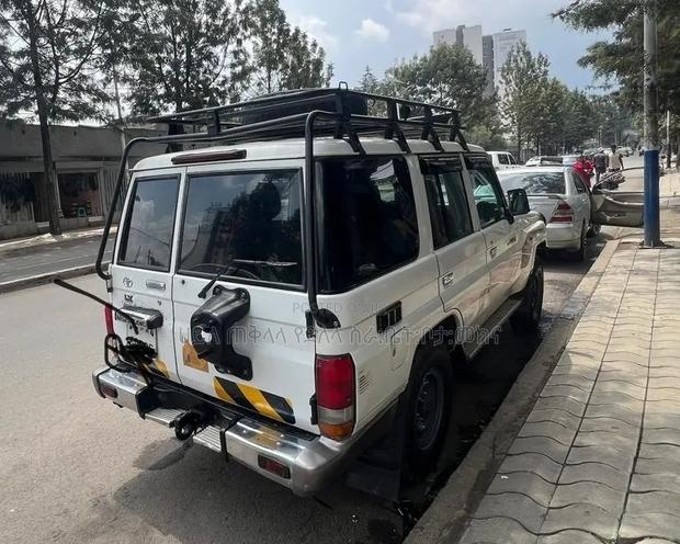 Toyota Land Cruiser 2011 White