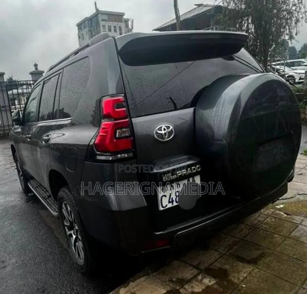 Toyota Land Cruiser Prado 2023 Black