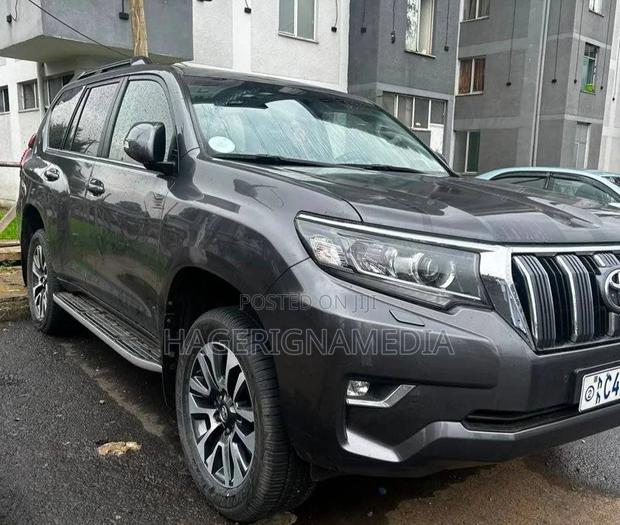 Toyota Land Cruiser Prado 2023 Black