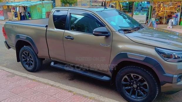 Toyota Hilux 2021 Gray